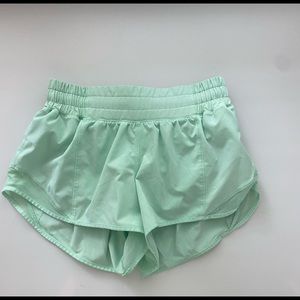 Green lululemon hotty hots 2.5 inch